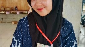 Namanya Jihan, siswi kelas XII MA Alkhairaat Ampibabo, penghafal Al-Qur’an yang tumbuh menjadi qori muda dengan suara merdu dan bacaan yang tartil.