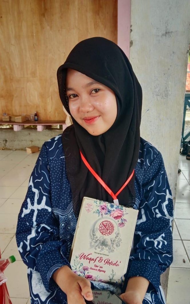 
					Namanya Jihan, siswi kelas XII MA Alkhairaat Ampibabo, penghafal Al-Qur’an yang tumbuh menjadi qori muda dengan suara merdu dan bacaan yang tartil.